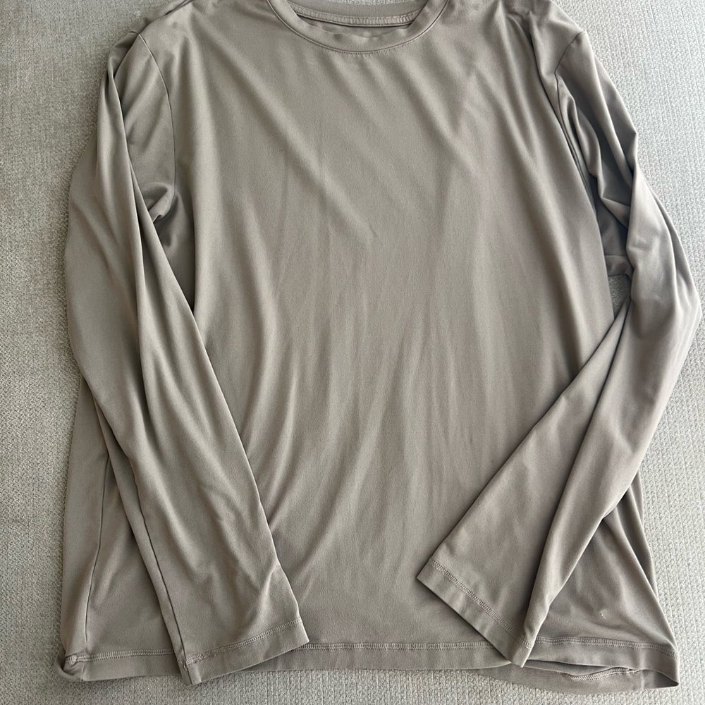 Alo Yoga Men’s Tan Conquer Long Sleeve T Shirt
